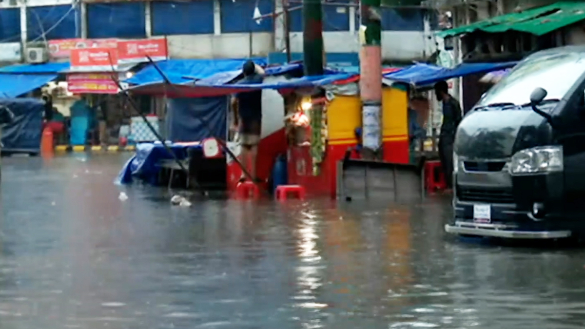 চট্টগ্রামে টানা বৃষ্টিতে নিম্নাঞ্চলে হাঁটু পানি