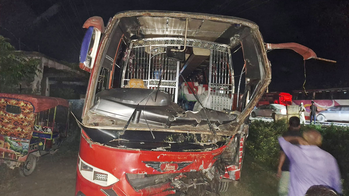 গাইবান্ধায় হানিফ পরিবহণের সাথে ট্রাকের মুখোমুখি সংঘর্ষ, আহত ১৫