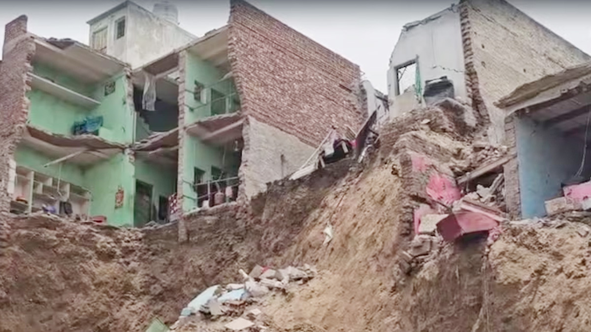 ভারতের উত্তরপ্রদেশে খনন কাজের সময় ধসে পড়েছে ৬টি বহুতল ভবন