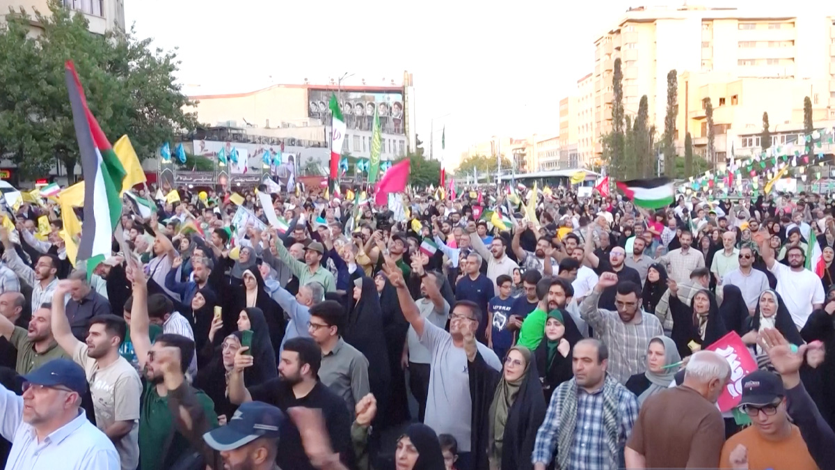 ইসরায়েলি হামলায় নিহতদের স্মরণে ইরানে গণসমাবেশ অনুষ্ঠিত