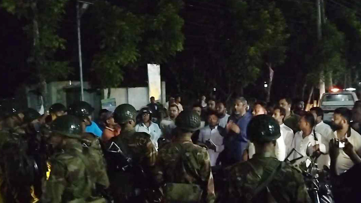 আইনজীবীকে যুবলীগ নেতা বানিয়ে ফাঁসানোর অভিযোগে সড়ক অবরোধ