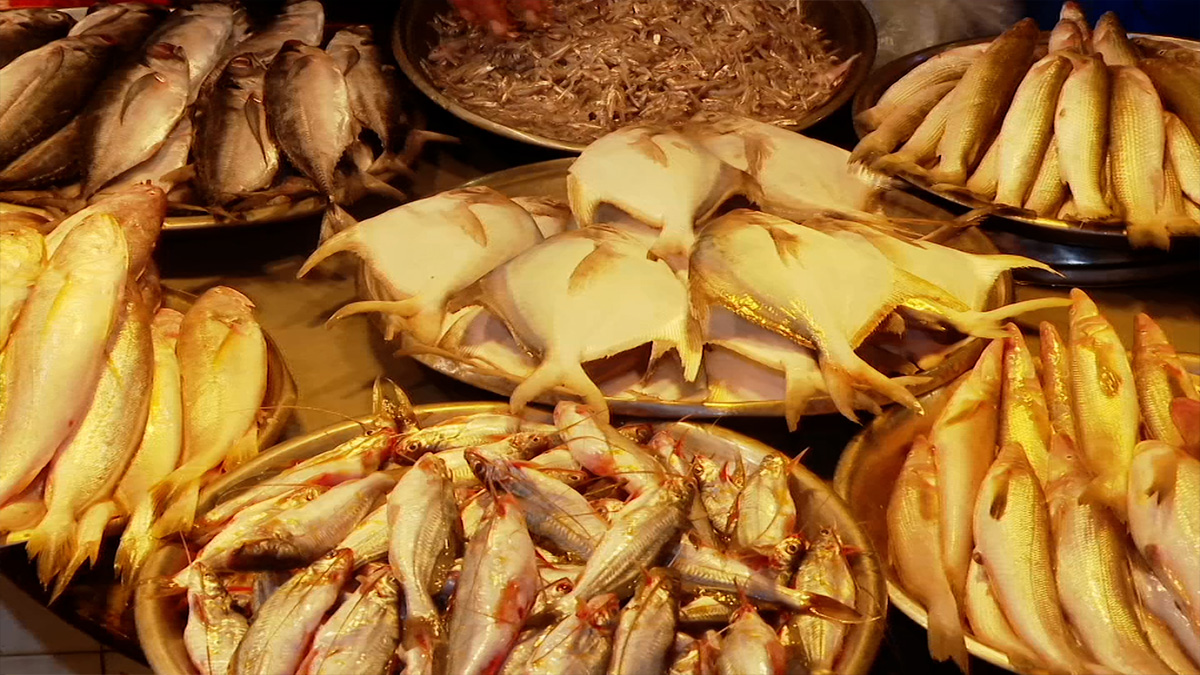 মাছ বাজারে ক্রেতাদের ভিড়, চাহিদা থাকলেও যোগান কম