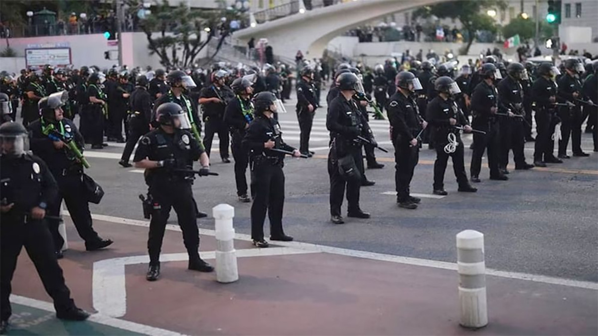 কারফিউ অমান্য করায় লস অ্যাঞ্জেলেসে চলছে ‘গণগ্রেফতার’
