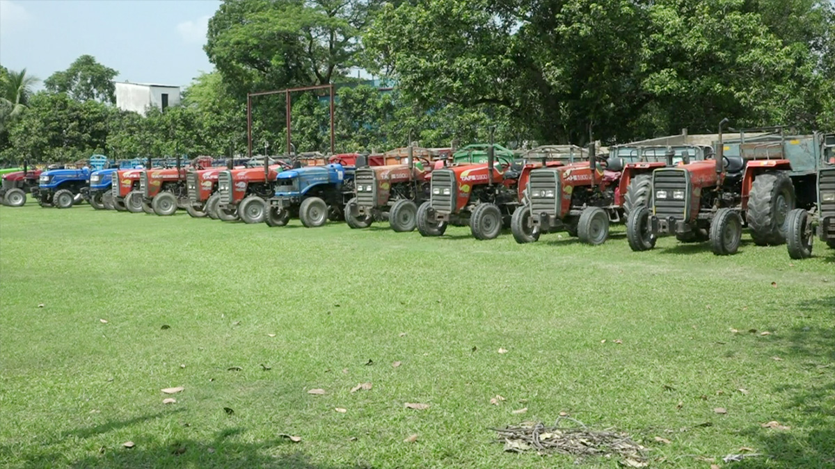নাটোরে ফসলি জমির মাটি পরিবহনের সময় ৪০টি ট্রাক্টর জব্দ করেছে সেনাবাহিনী