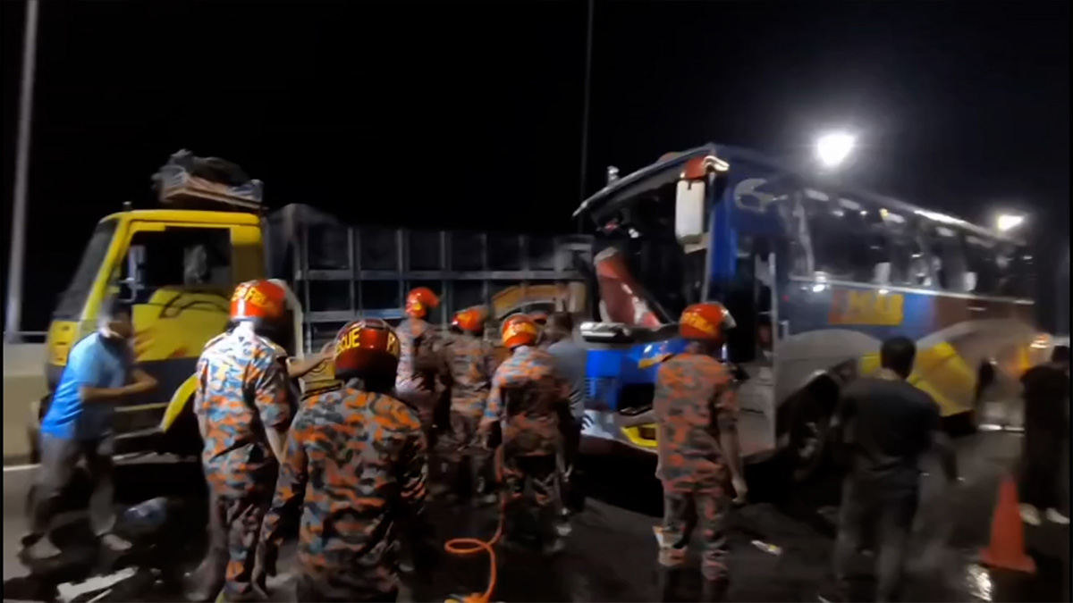 পদ্মা সেতুতে বাস-ট্রাক সংঘর্ষ, নিহত অন্তত ১