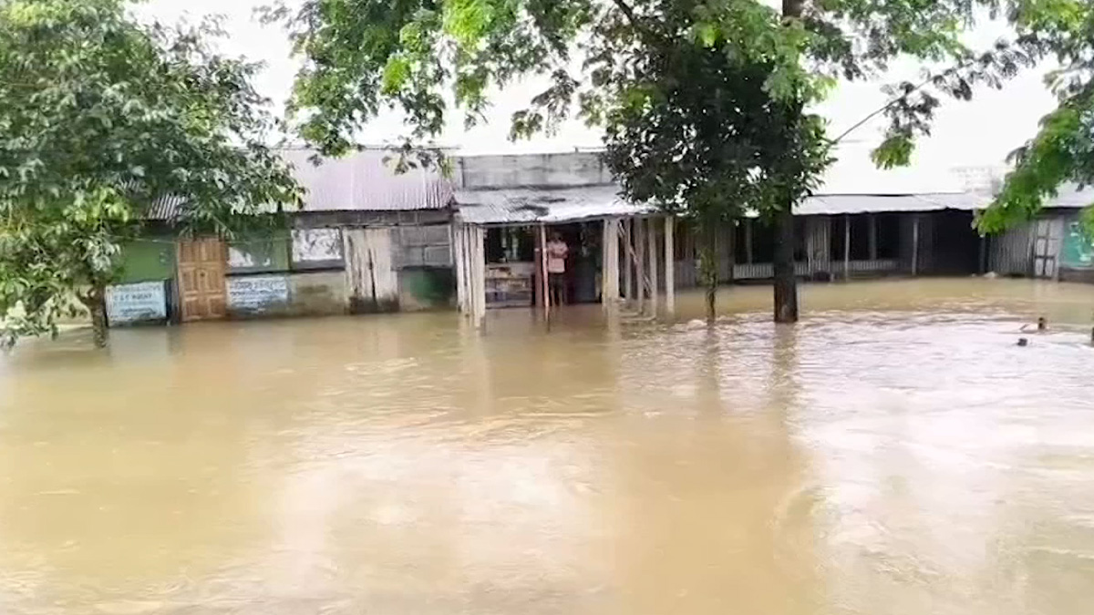 টানা বৃষ্টিতে কয়েক জেলায় প্লাবন পরিস্থিতির অবনতি, দুর্ভোগ