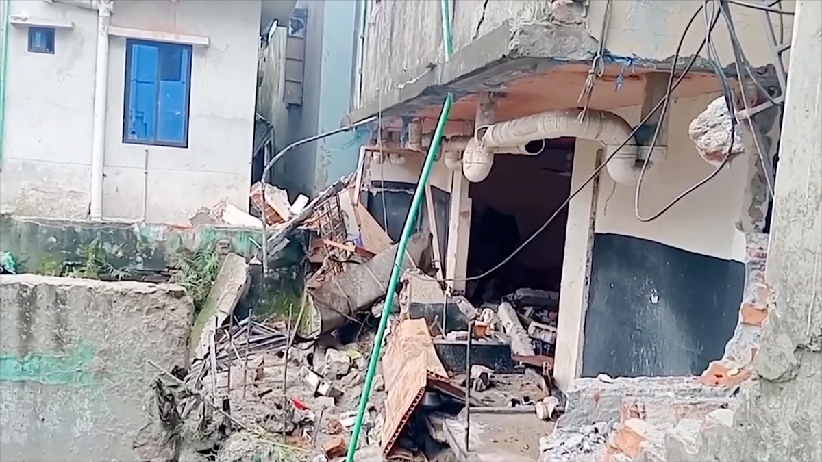 আশুলিয়ায় রান্নার সময় বিস্ফোরণে দ্বিতল ভবনে ধস, দগ্ধ ৬