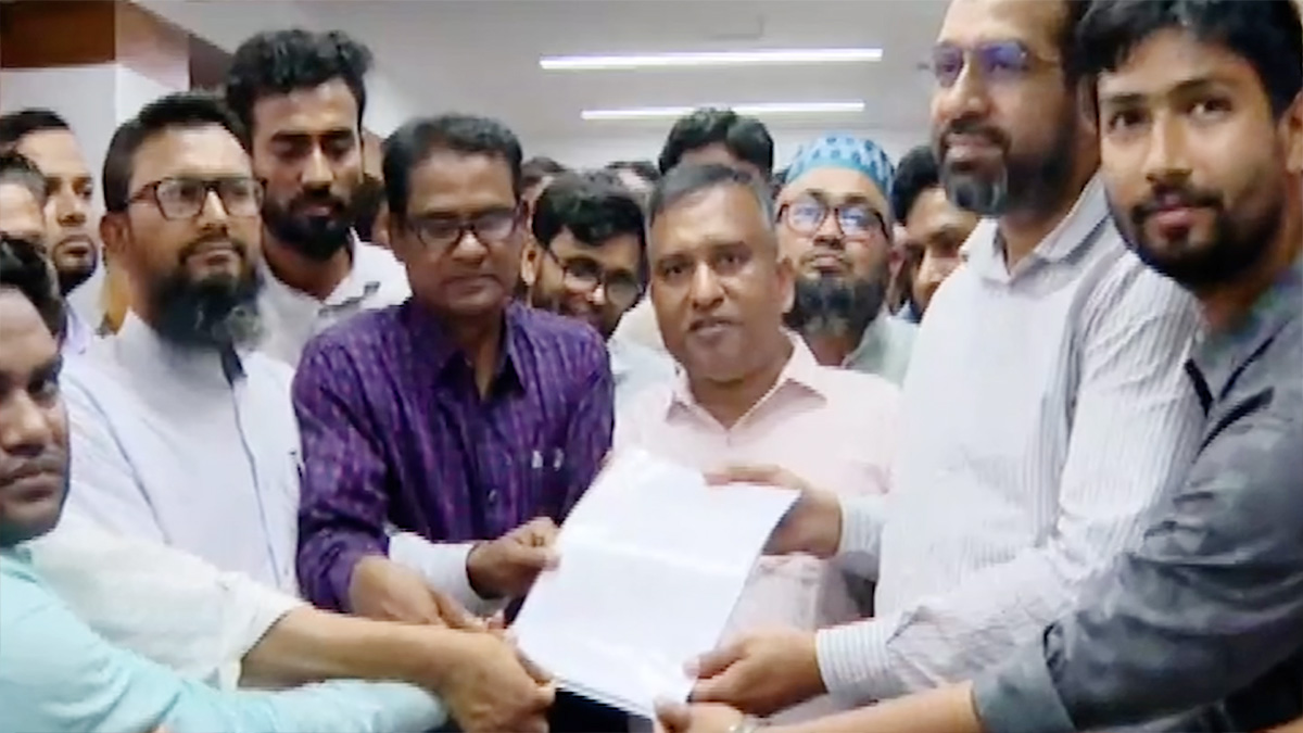 সরকারি চাকরি আইনের বিতর্কিত ধারা বাতিলের দাবিতে দুই উপদেষ্টাকে স্মারকলিপি প্রদান