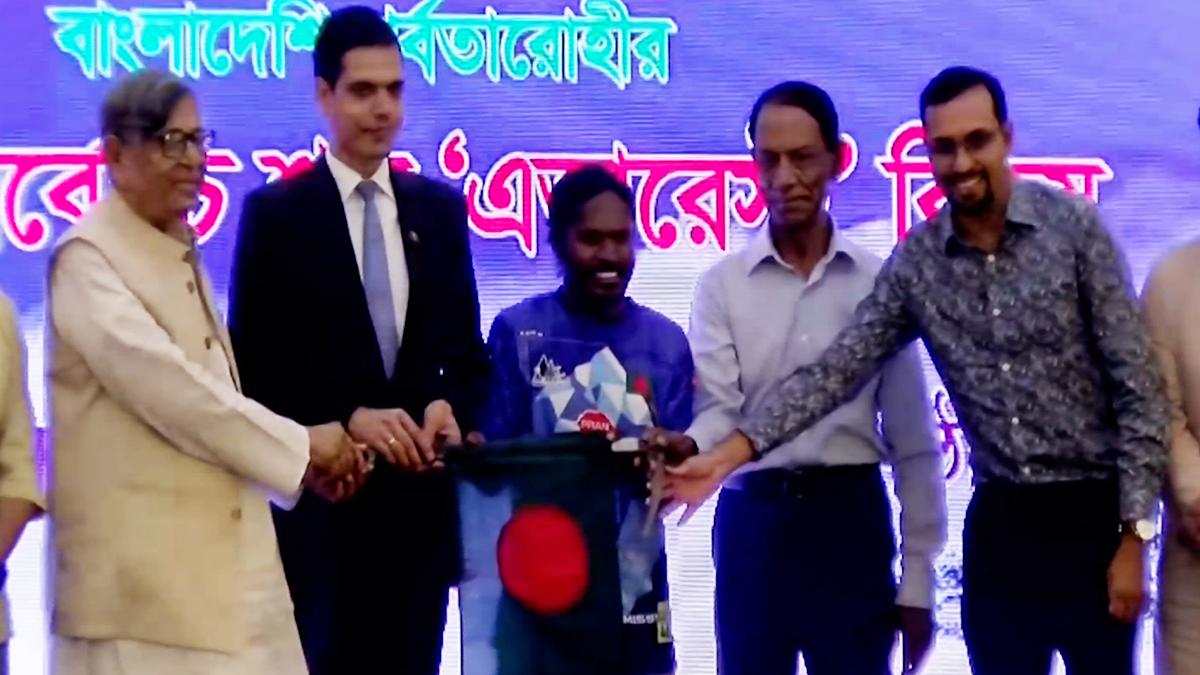 এভারেস্টজয়ী শাকিলের পতাকা-প্রত্যর্পণ অনুষ্ঠিত