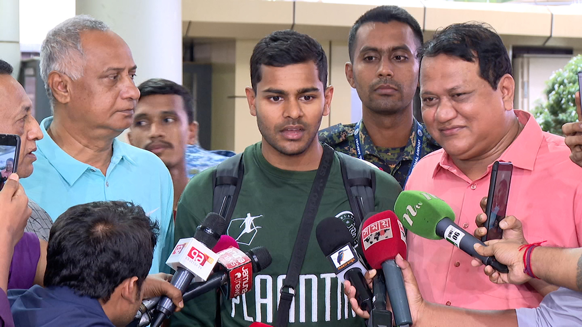 ঢাকায় পা রাখলেন শমিত সোম