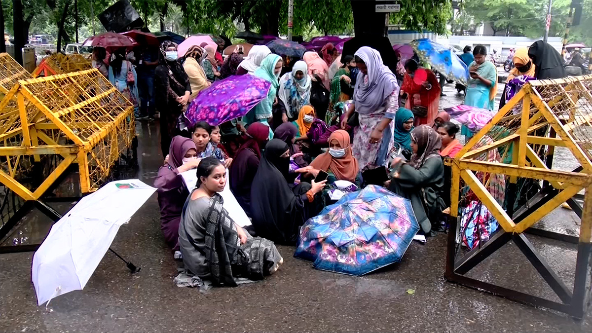 যমুনা অভিমুখে ‘তথ্য আপা’ প্রকল্পের কর্মীদের মিছিলে পুলিশের বাধা