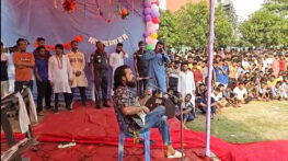 জেলবন্দি নোবেল কয়েদিদের মাতালেন ঈদ উৎসবে, গাইলেন ‘জেল থেকে বলছি’