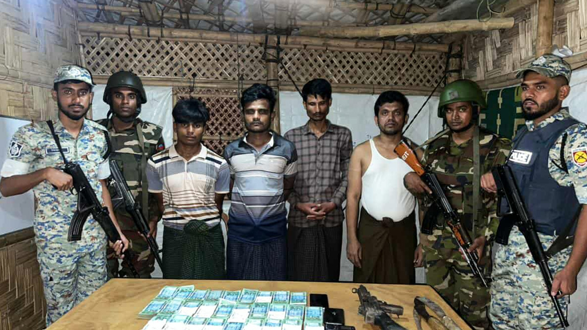 রোহিঙ্গা ক্যাম্প থেকে ১৪ লাখ টাকা ও আগ্নেয়াস্ত্রসহ নবী হোসেন গ্রুপের ৪ সন্ত্রাসী আটক