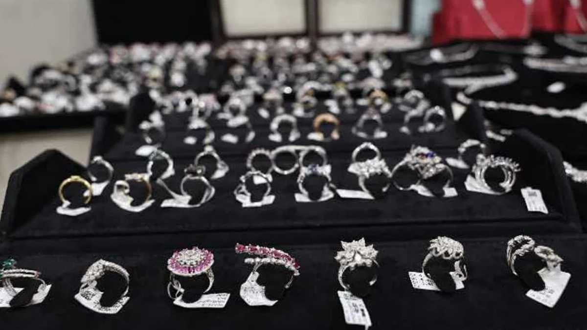 বাংলাদেশি যাত্রীর সঙ্গে ভুলে চলে গেল ৩ কোটির হীরা, উদ্ধার করলো দুবাই পুলিশ