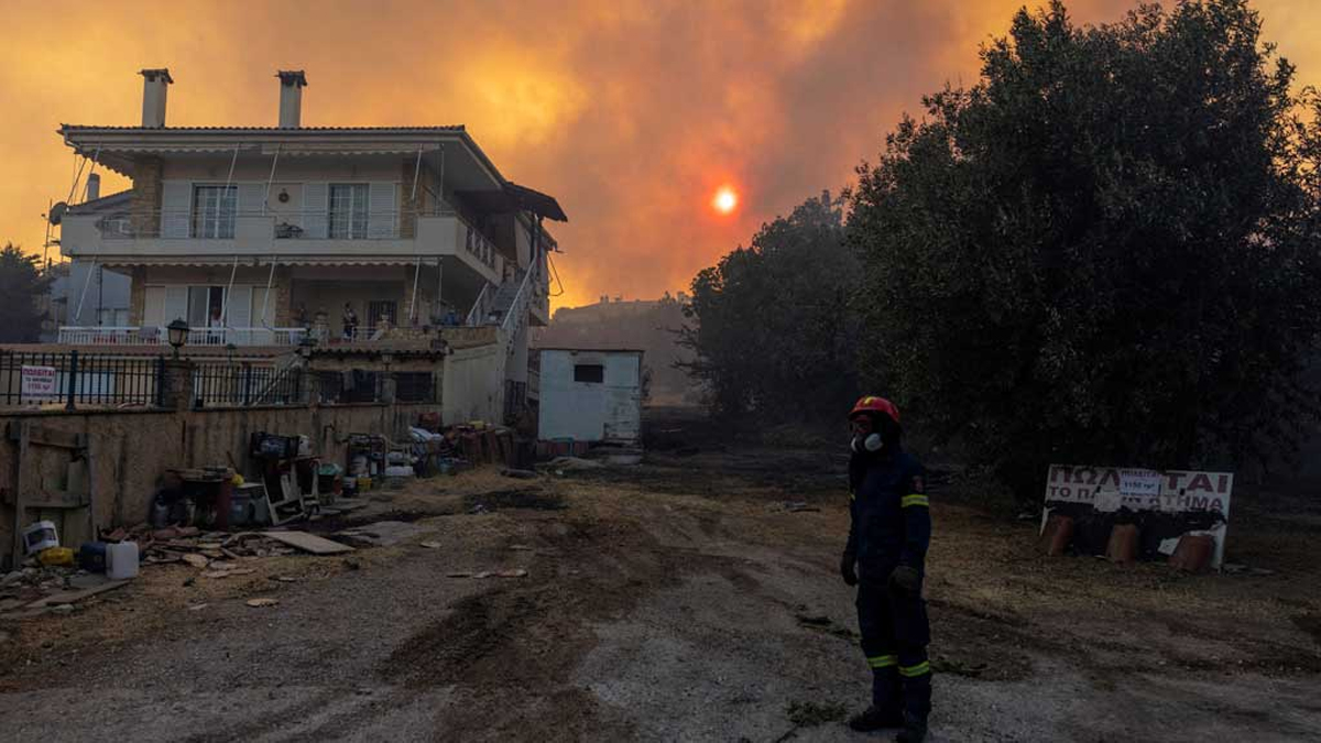 ভয়াবহ দাবানলের কবলে গ্রিস