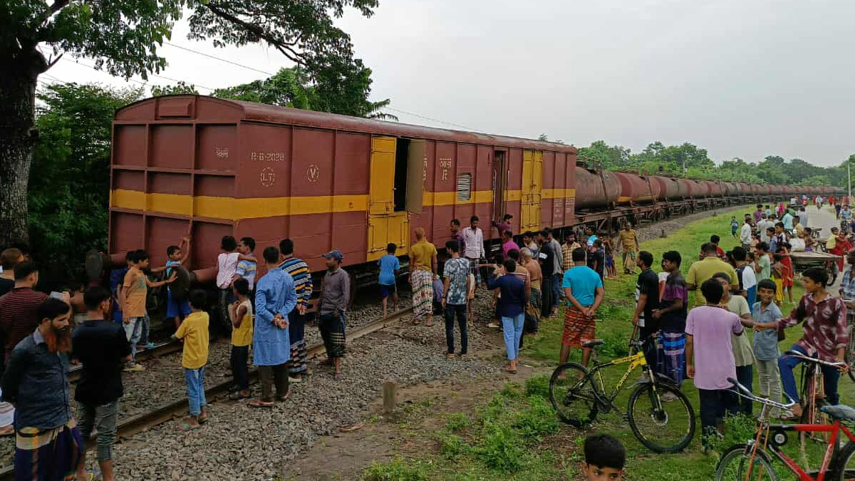 চুয়াডাঙ্গায় মালবাহী ট্রেনের বগি লাইনচ্যুত