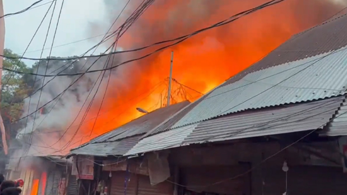 নরসিংদীতে অগ্নিকাণ্ডে অর্ধশতাধিক দোকান পুড়ে ছাই