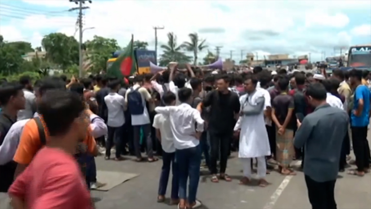 পটিয়ায় পুলিশি হামলার প্রতিবাদে চট্টগ্রাম-কক্সবাজার মহাসড়ক অবরোধ