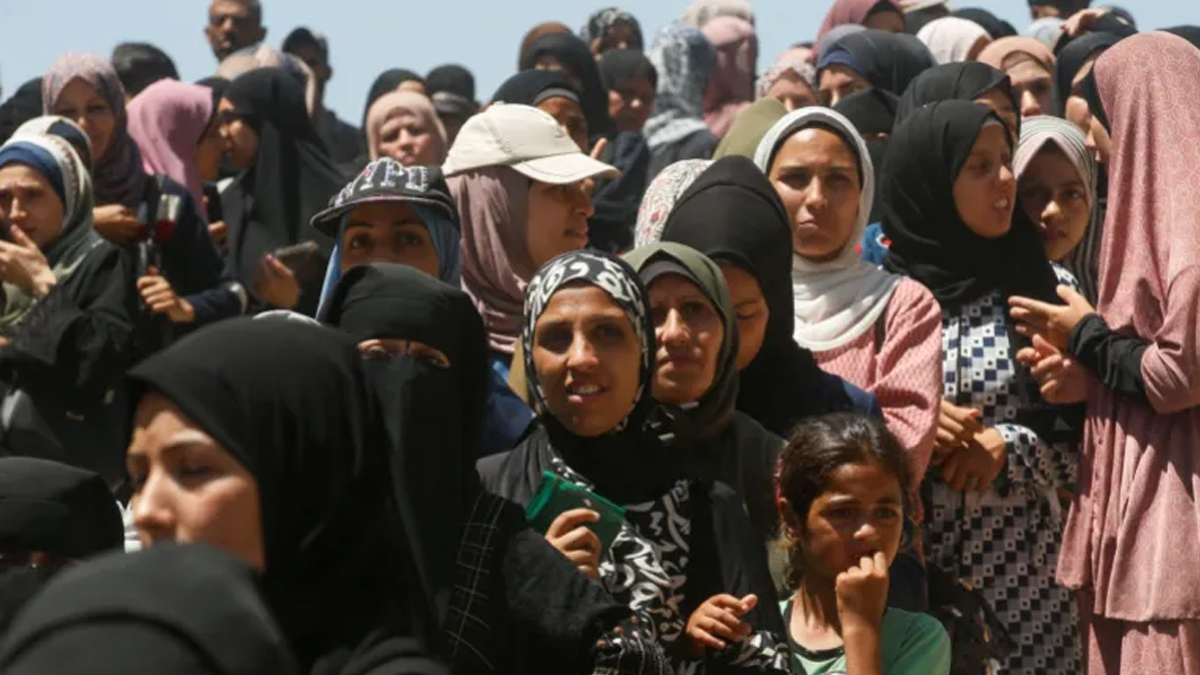 খাদ্যের জন্য মৃত্যুকে উপেক্ষা করে গাজায় ক্ষুধার্ত নারী-পুরুষ-শিশুর লড়াই