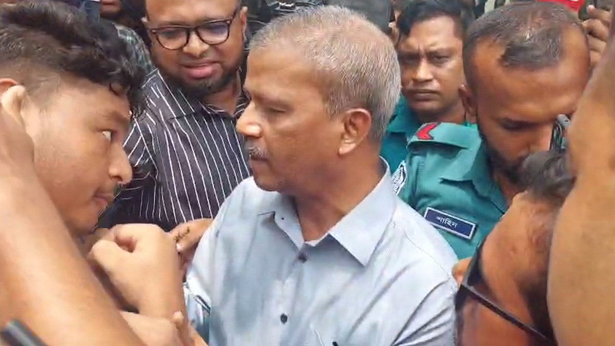 মাইলস্টোনে গিয়ে তোপের মুখে আইন ও শিক্ষা উপদেষ্টা