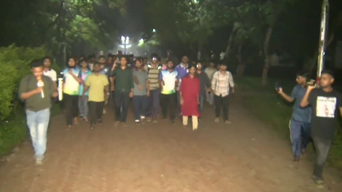 বেরোবির দেয়ালে দেয়ালে ‘জয় বাংলা’, বৈষম্যবিরোধীদের বিক্ষোভ