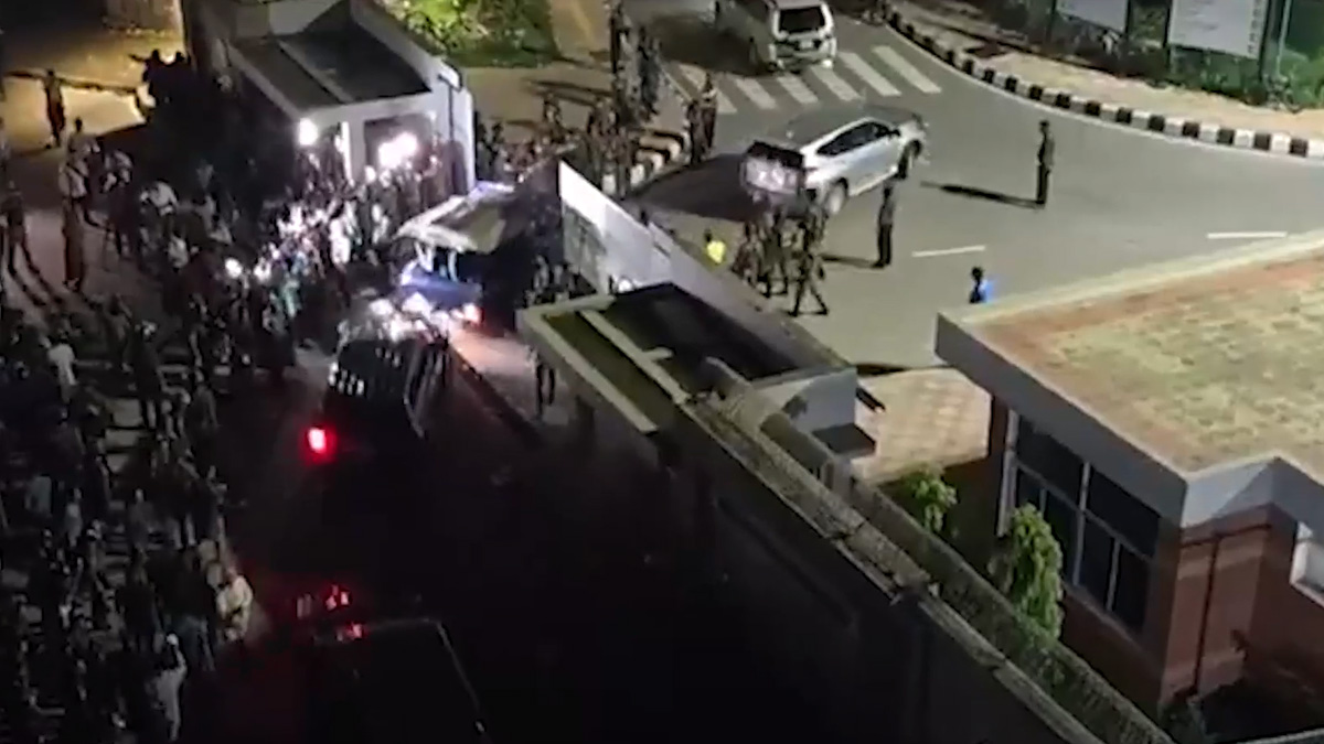 ৯ ঘণ্টা অবরুদ্ধের পর মাইলস্টোন ছাড়লেন দুই উপদেষ্টা ও প্রেস সচিব