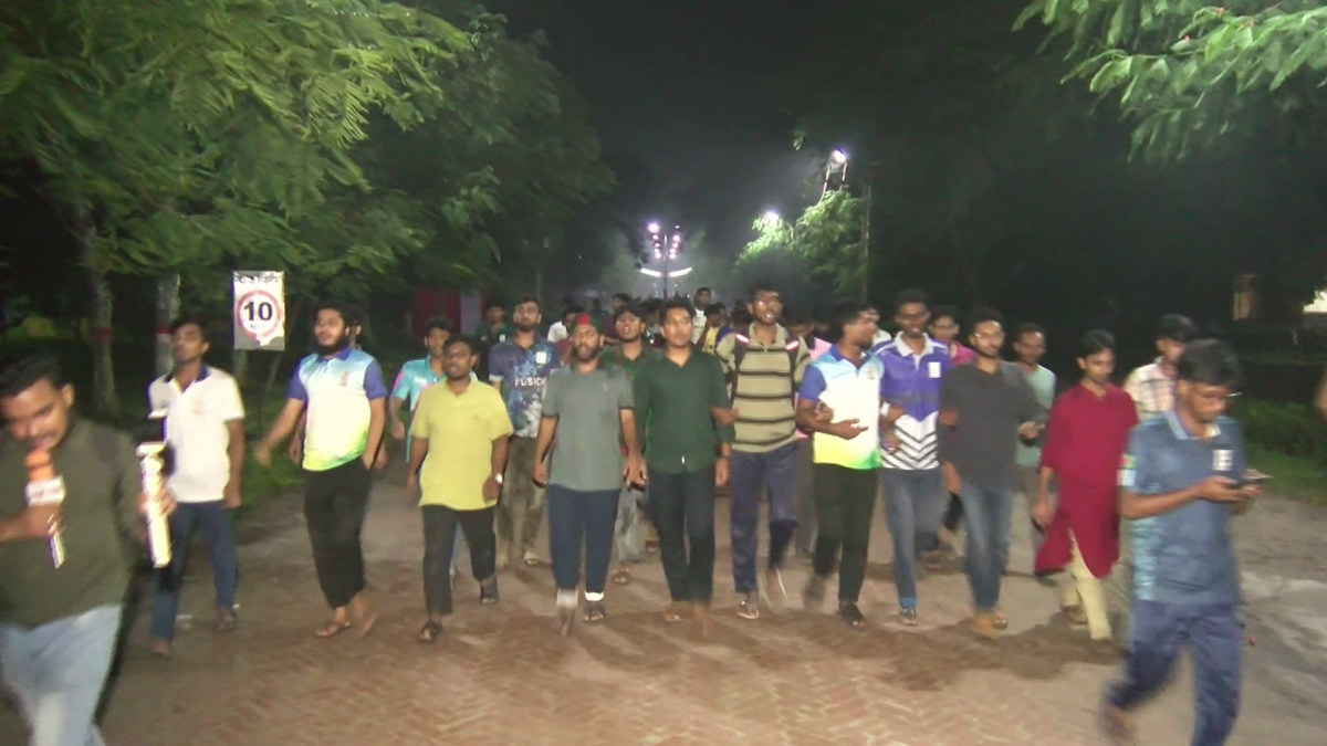 বেরোবিতে নিষিদ্ধ সংগঠন ছাত্রলীগের গ্রাফিতি, প্রতিবাদে গভীর রাতে শিক্ষার্থীদের বিক্ষোভ