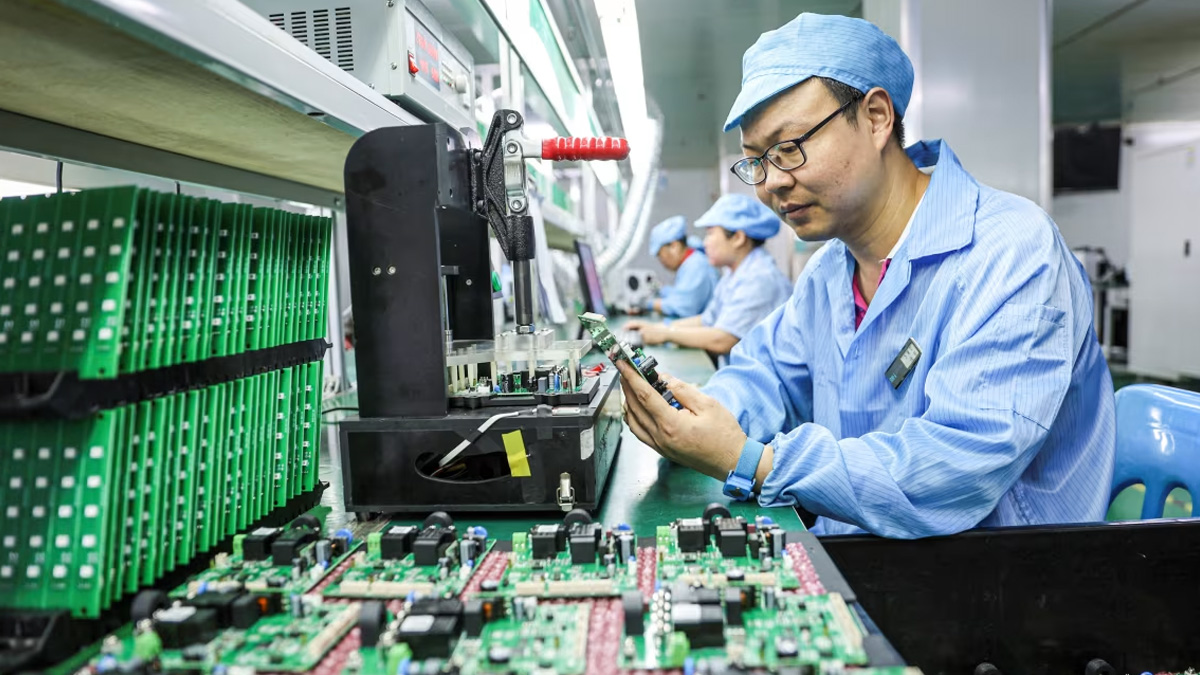 বৈদ্যুতিক যানবাহন খাতে বিশ্বব্যাপী নিজেদের কর্তৃত্ব ধরে রাখতে নতুন নিষেধাজ্ঞা চীনের