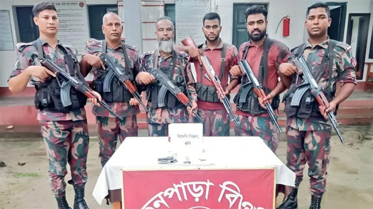 জীবননগর সীমান্ত থেকে বিদেশি পিস্তল ও গুলি উদ্ধার