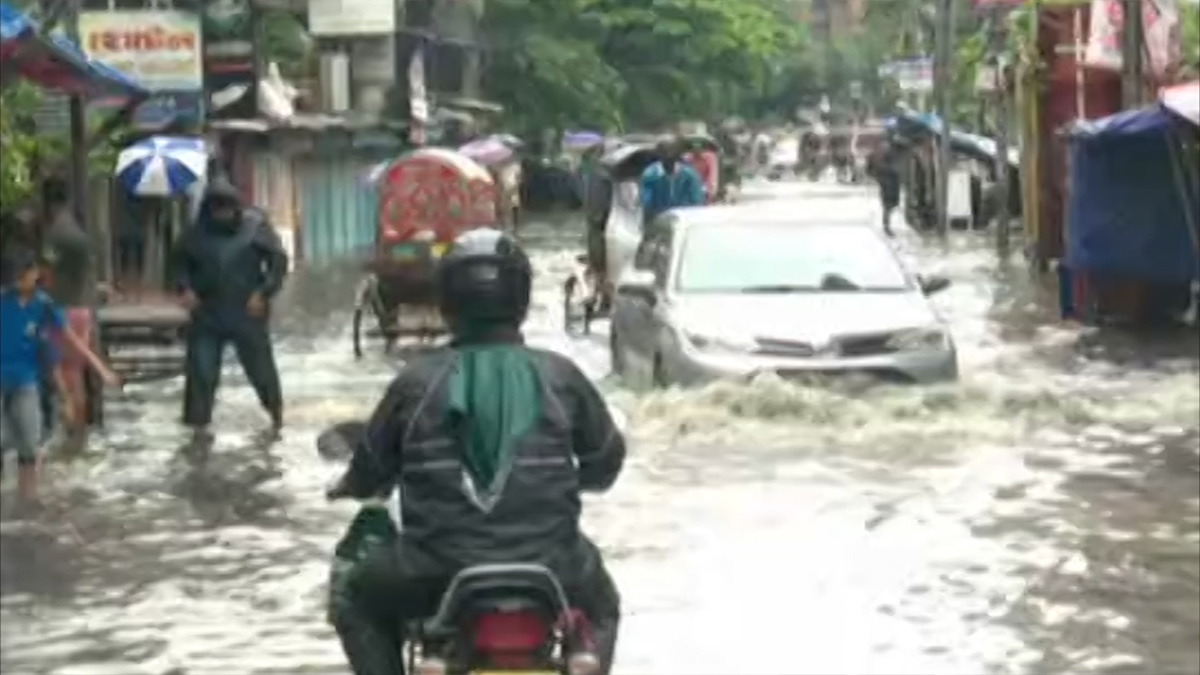 টানা বৃষ্টিতে চট্টগ্রামের নিম্নাঞ্চলে জলাবদ্ধতা, দুর্ভোগে বাসিন্দারা