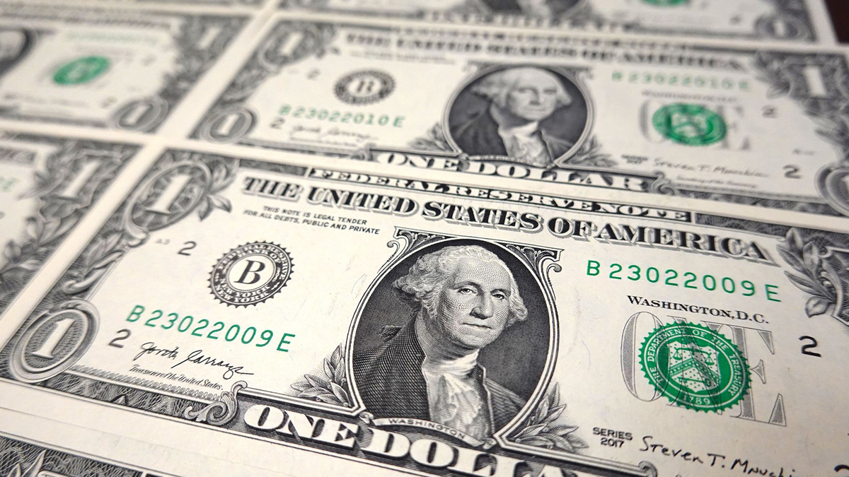 ২০২৫ সালে মার্কিন ডলারের রেকর্ড পরিমাণ দরপতন হচ্ছে কেন?