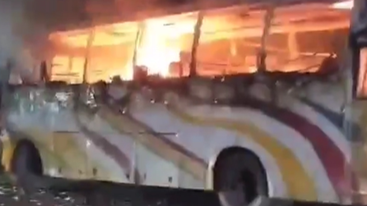 ফরিদপুরে বাসে আগুন