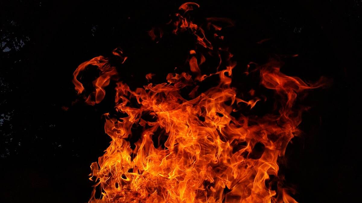 রাজধানীর টিকাটুলির কেমিক্যাল গুদামে আগুন