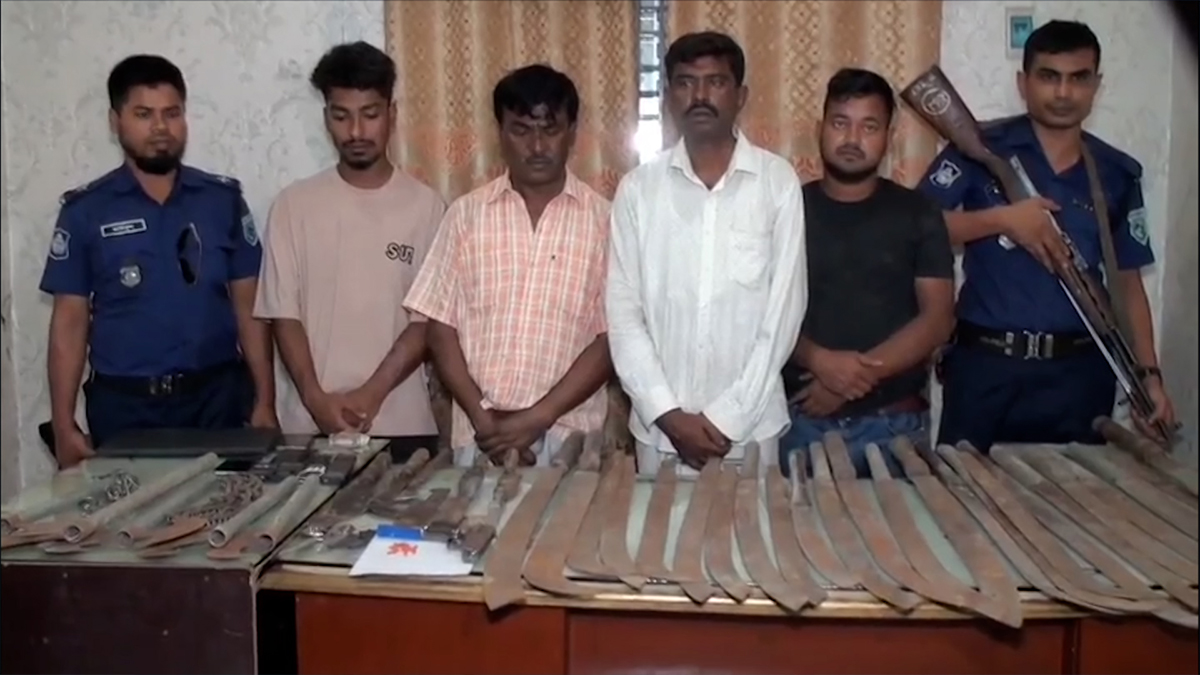গাইবান্ধায় অস্ত্র-মাদকদ্রব্যসহ ৪ জন আটক
