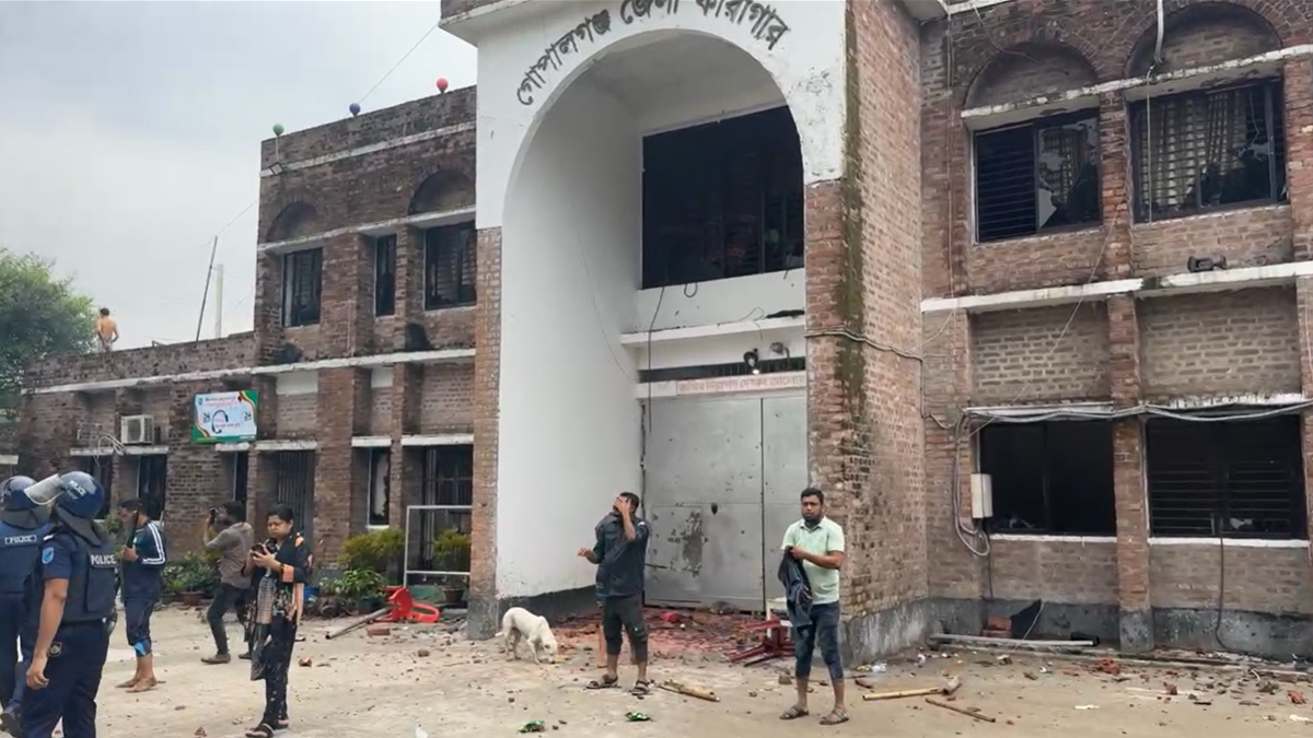 গোপালগঞ্জ জেলা কারাগারে হামলা-ভাঙচুর