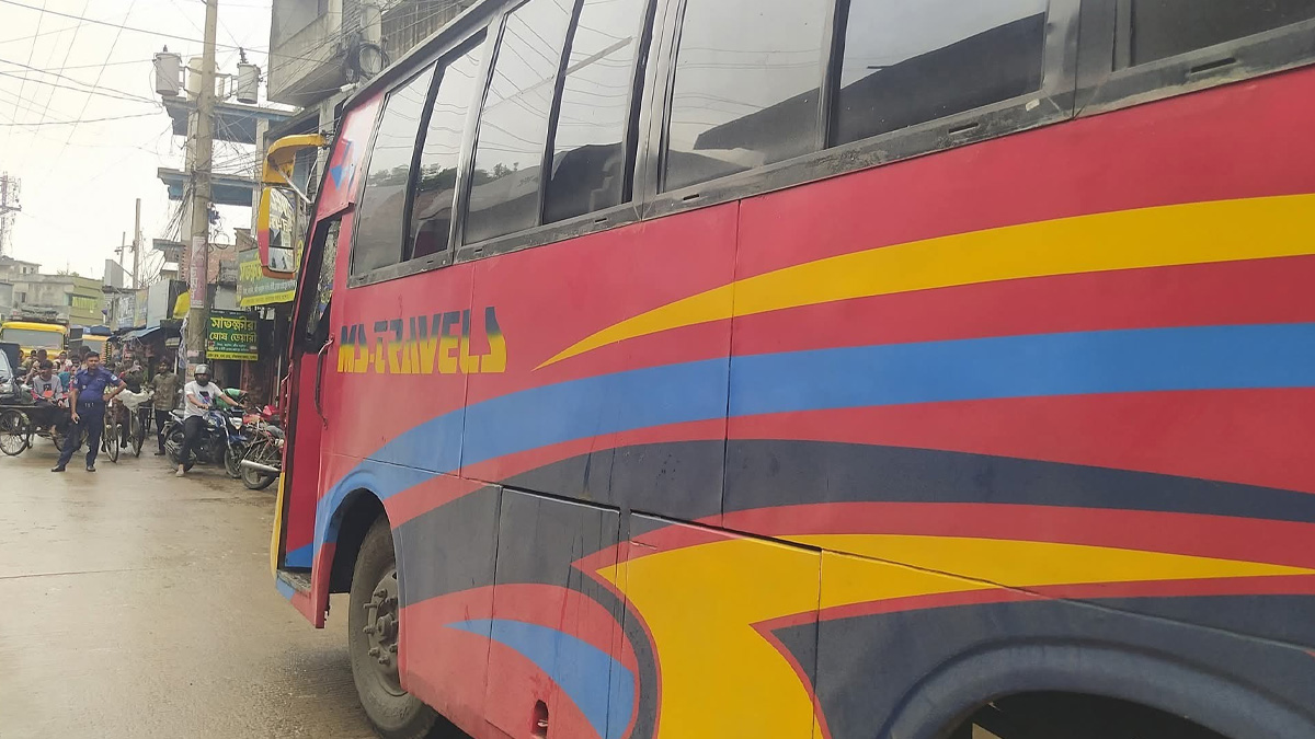 যশোরে বাসের ধাক্কায় নিহত ২, আটক বাসচালক