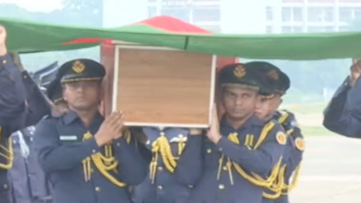 ফ্লাইট লেফটেন্যান্ট তৌকির ইসলামের মরদেহ নিয়ে যাওয়া হচ্ছে রাজশাহীতে