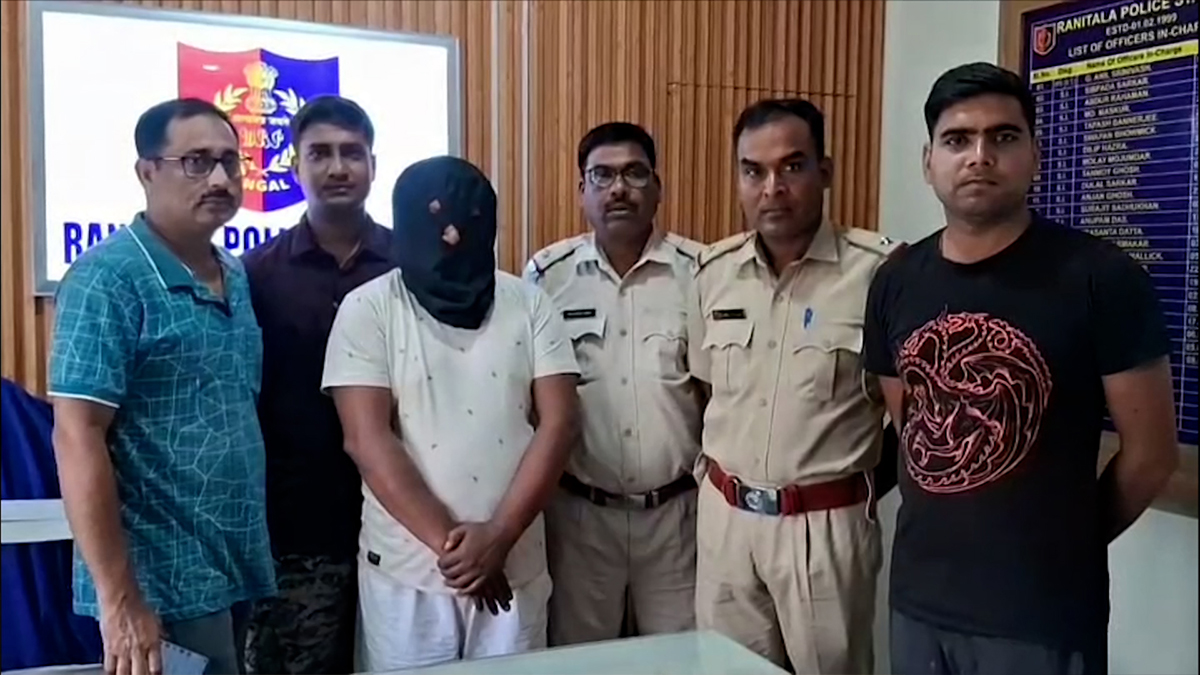 ভারতের পশ্চিমবঙ্গে পাবনা আ. লীগের নেতা গ্রেফতার