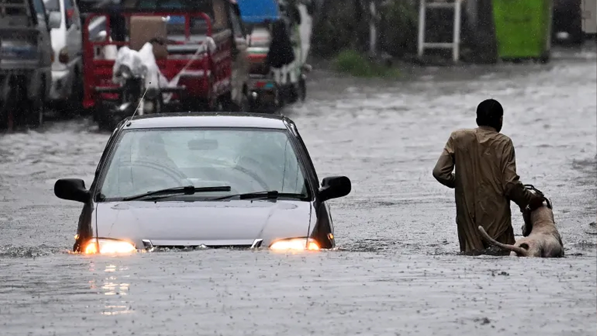 পাকিস্তানে বন্যা-ভূমিধসে প্রাণহানি বেড়ে ২৪২
