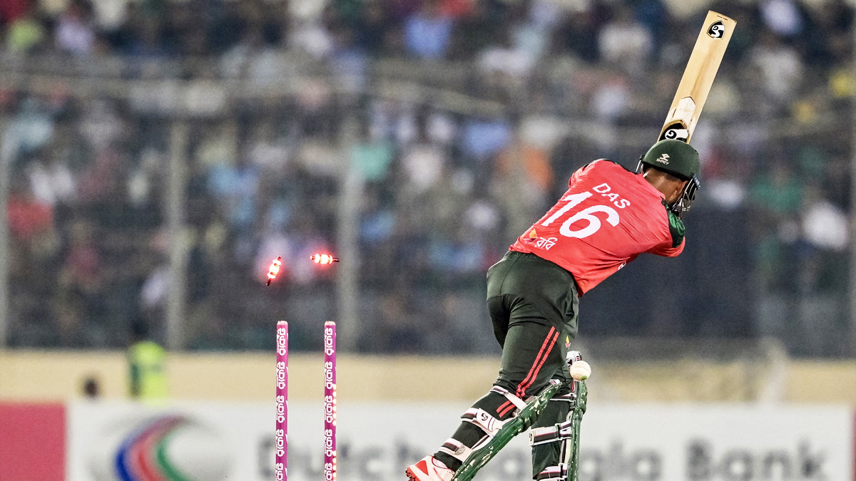 পাওয়ার প্লে’তে তছনছ বাংলাদেশের টপ অর্ডার