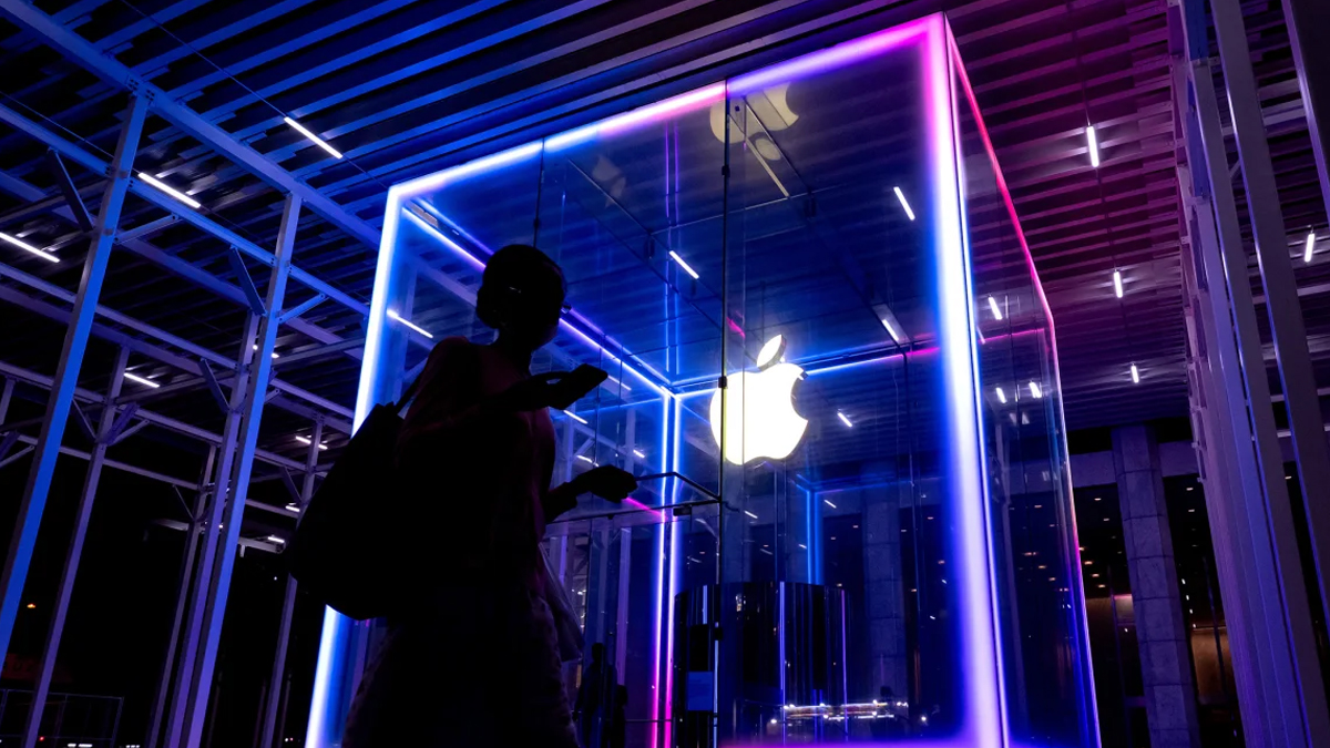 ট্রাম্পের চাপে আইফোনের ম্যাগনেট তৈরির জন্য ৫০০ মিলিয়নের চুক্তি অ্যাপলের