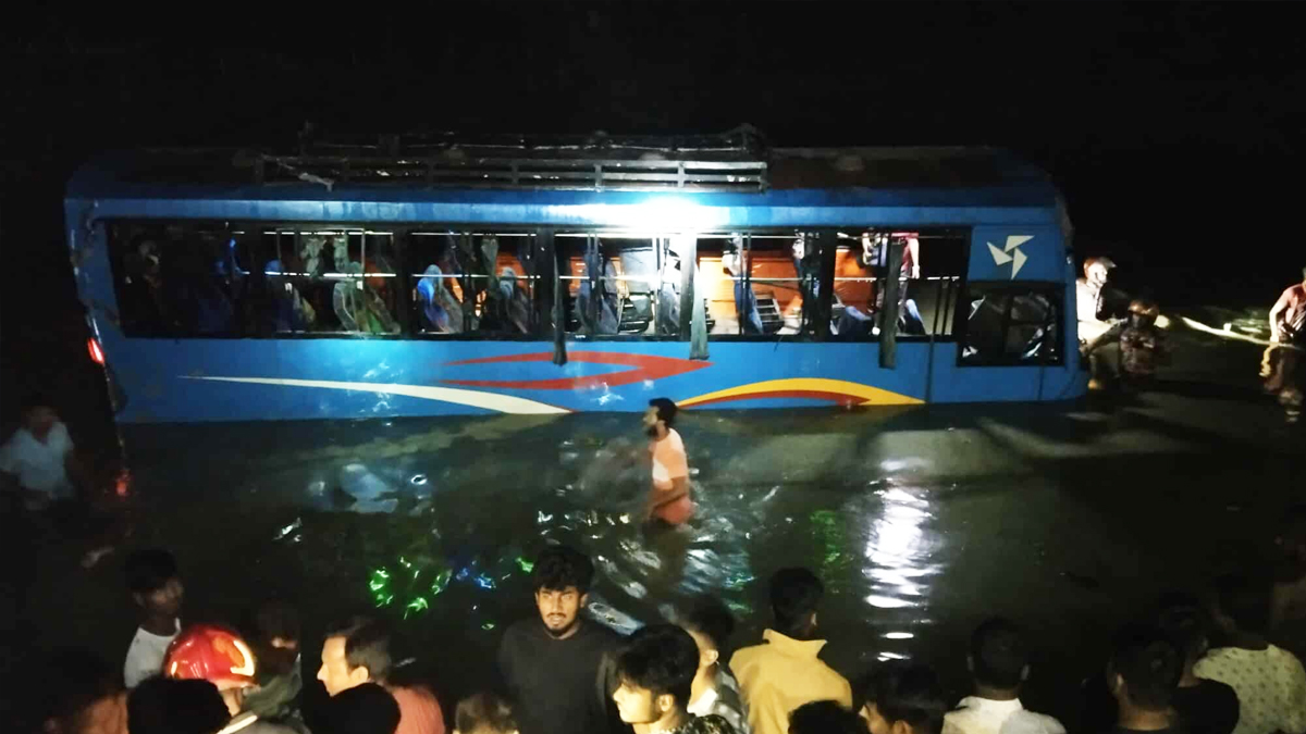 রংপুরে বিয়ের বাস পুকুরে পড়ে নিহত ৩, আহত অন্তত ২০