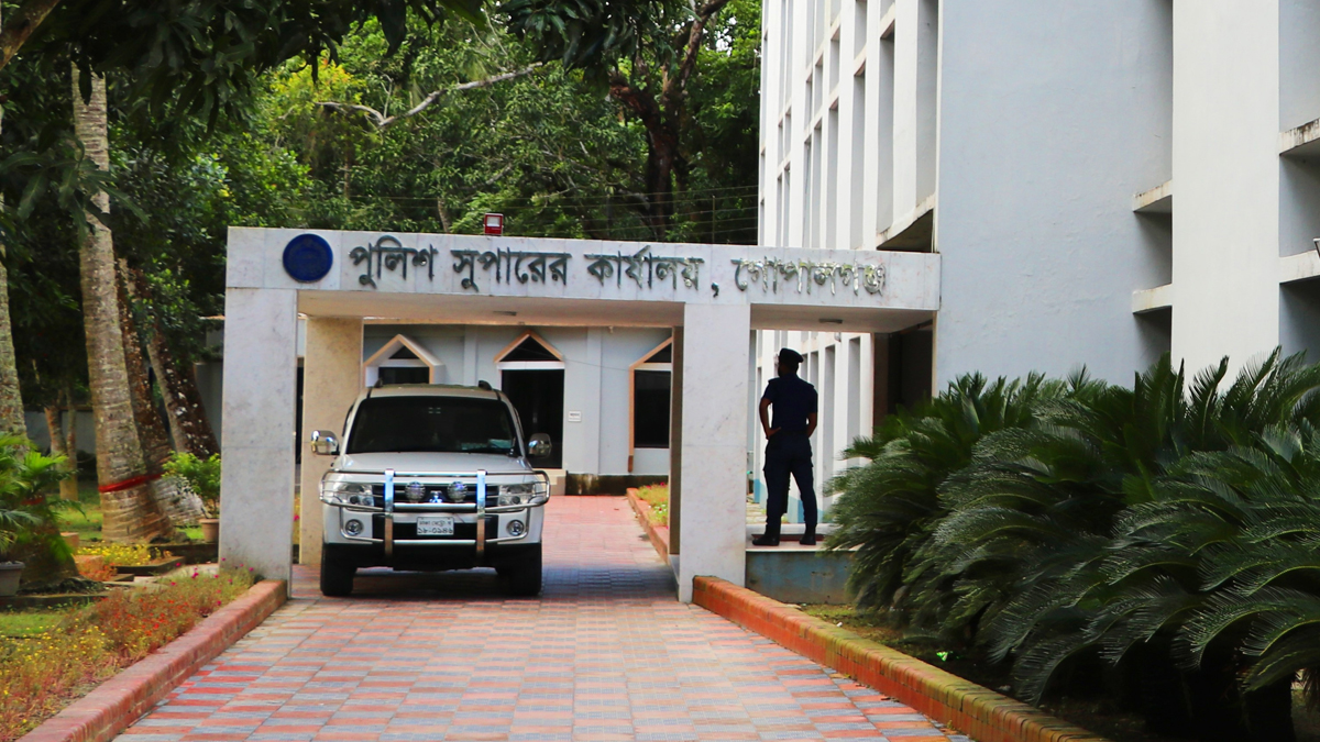 পুলিশ সুপার কার্যালয়ে অবস্থান নিয়েছেন নাহিদসহ এনসিপি নেতারা