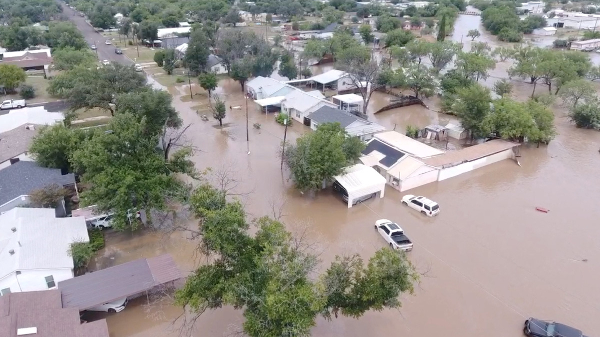 যুক্তরাষ্ট্রে বন্যায় প্রাণহানি বেড়ে ৪৩, এখনও নিখোঁজ ২৭ শিশু
