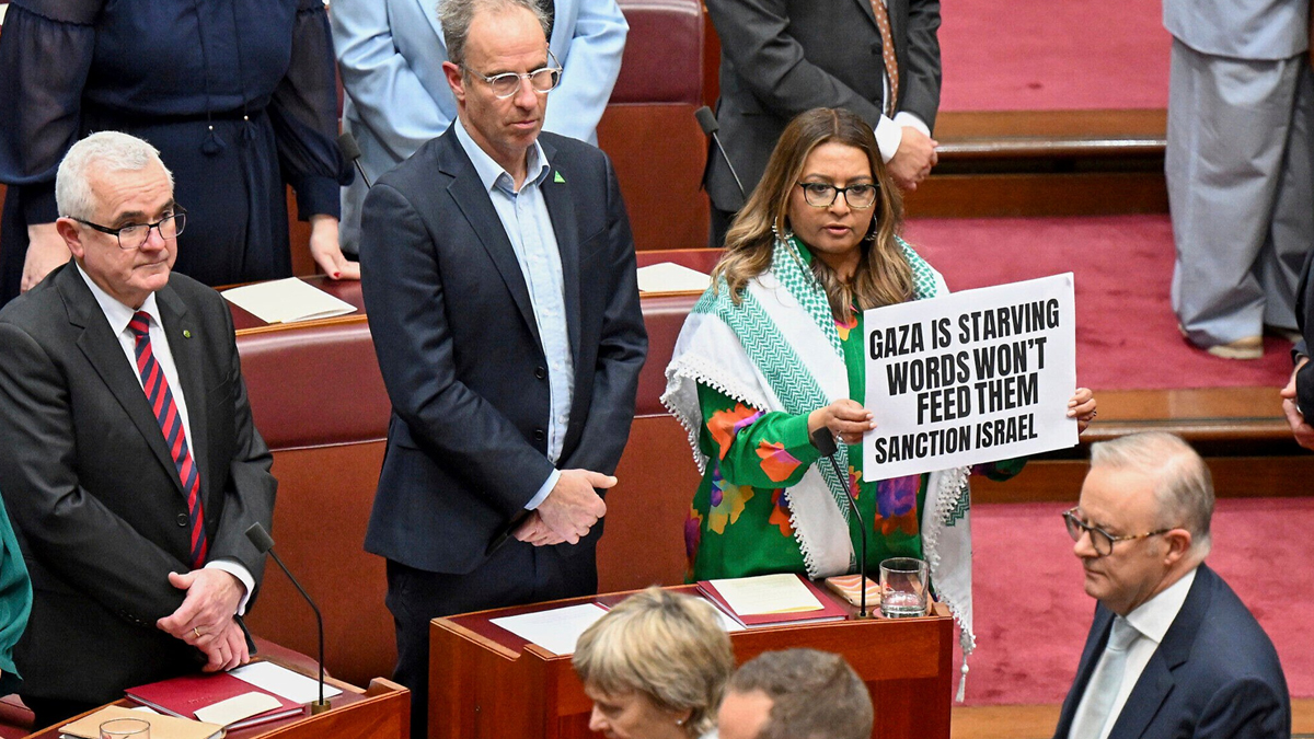 অস্ট্রেলিয়ান সংসদে প্রধানমন্ত্রীর সামনেই গাজা নিয়ে প্রতিবাদ সিনেটরের