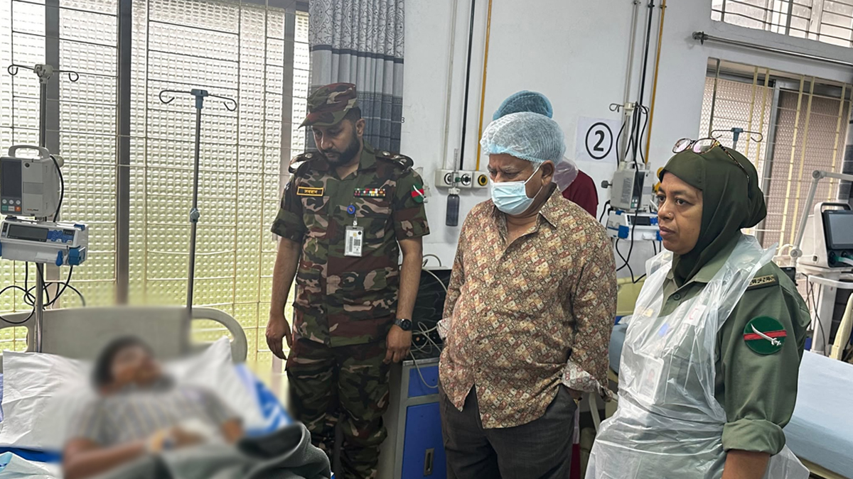 বিমান দুর্ঘটনায় হতাহতদের দেখতে সিএমএইচ-এ উপদেষ্টা সাখাওয়াত হোসেন