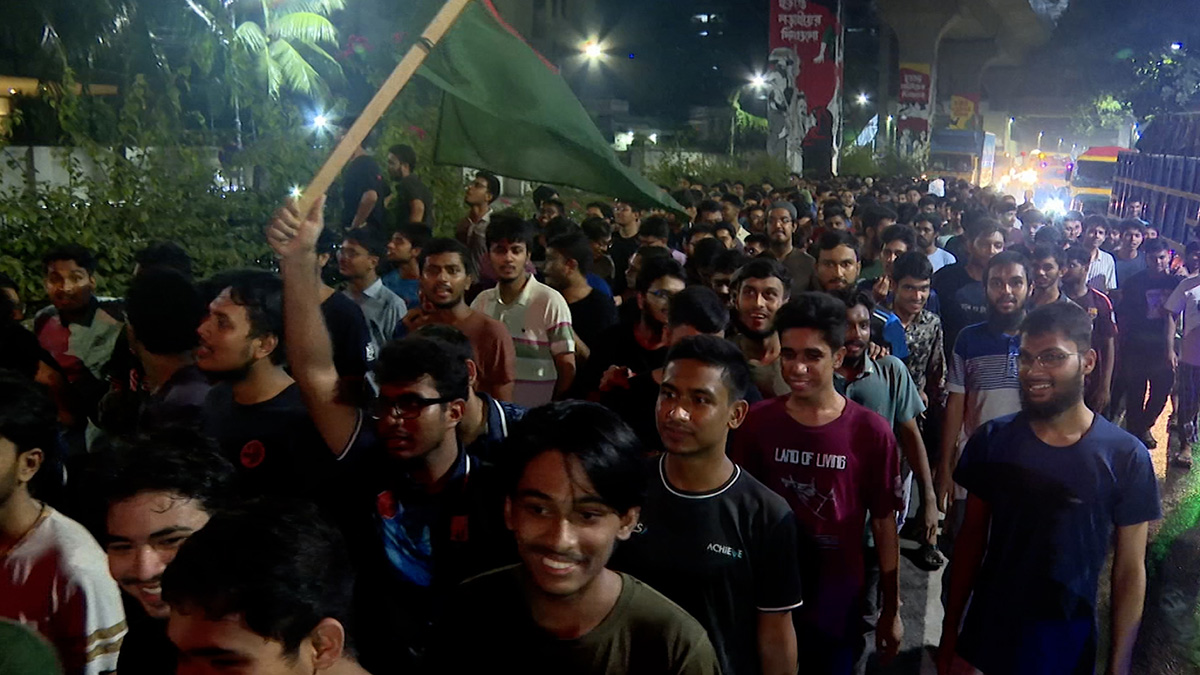 শিক্ষা উপদেষ্টা ও জনপ্রশাসন সচিবের আশ্বাসে ক্যাম্পাসে ফিরলেন বুয়েট শিক্ষার্থীরা