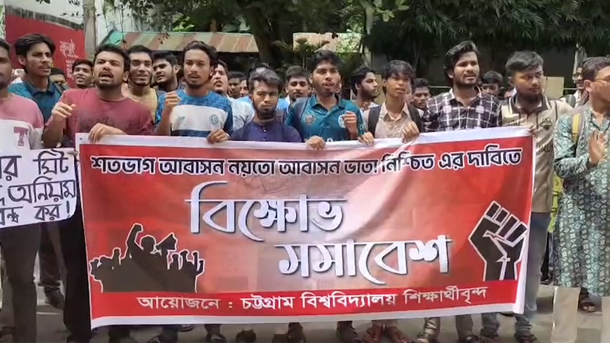 হলে সিট অথবা আবাসন ভাতার দাবিতে চবির প্রশাসনিক ভবনে তালা