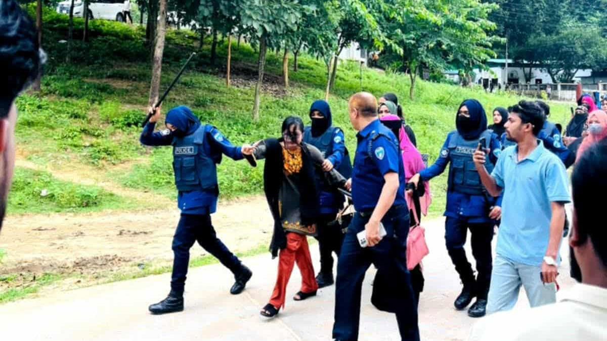 উখিয়ায় চাকরিচ্যুত শিক্ষকদের বিক্ষোভে পুলিশের লাঠিচার্জ, ছাত্র প্রতিনিধিসহ আটক ১০