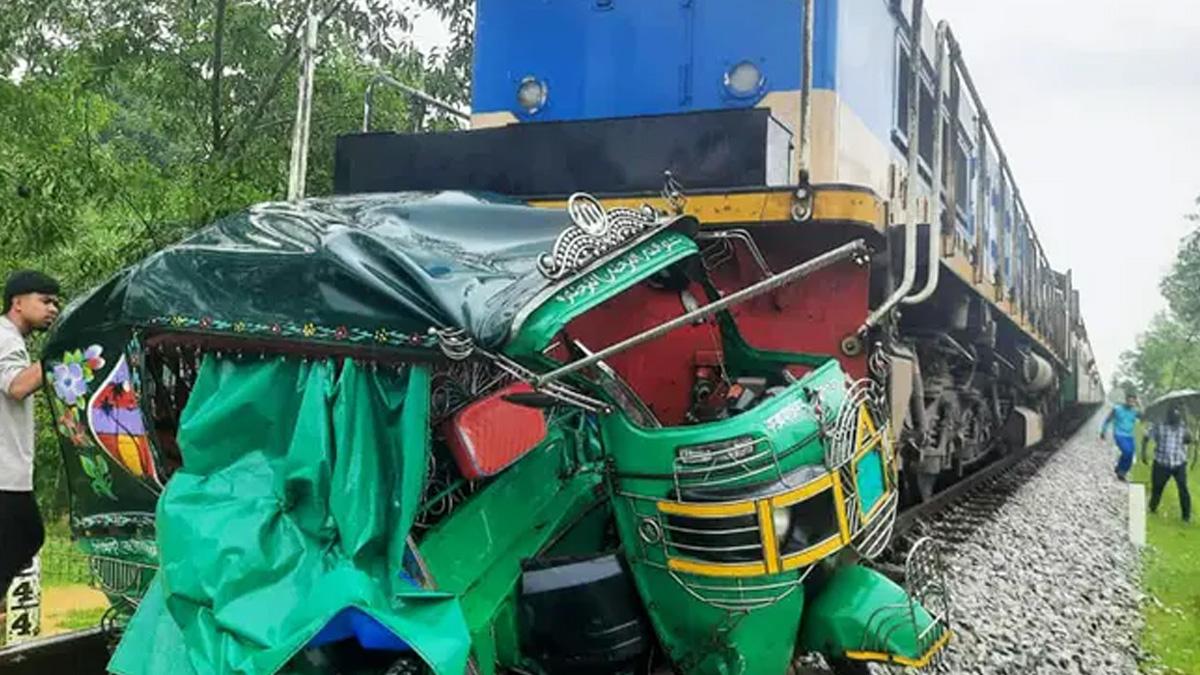 কক্সবাজারে সিএনজি অটোরিকশাকে ট্রেনের ধাক্কা, নিহত ৪